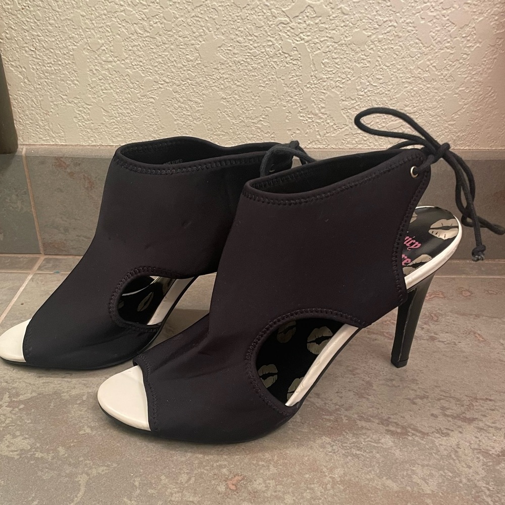 Juicy Couture Black tie back heels

Open Toe Heels / Lace Up / Night Out / Club